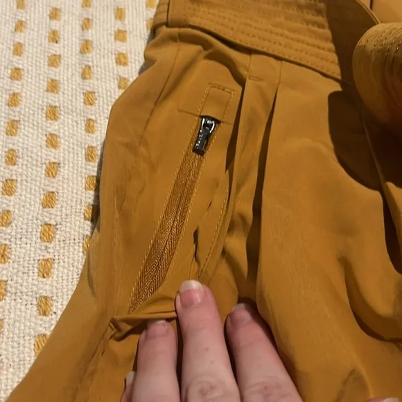 Athleta Tuscan Gold Belted Skyline Shorts - Size 2 - Picture 3 of 8